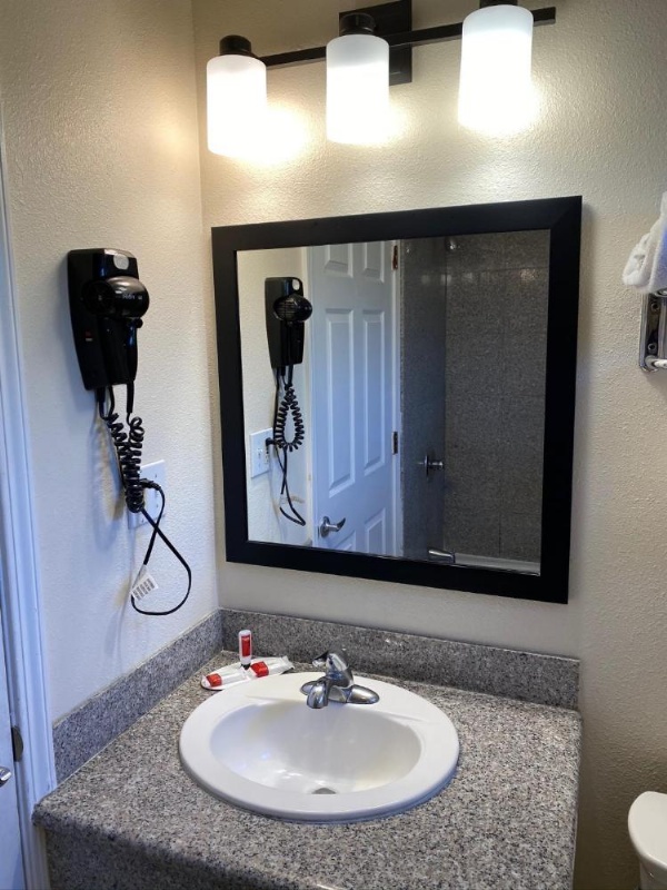 Super 8 by Wyndham Monterey image 10