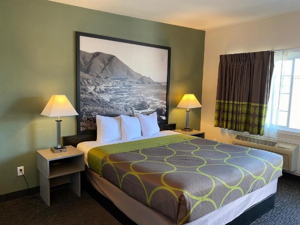 Super 8 by Wyndham Monterey image 13