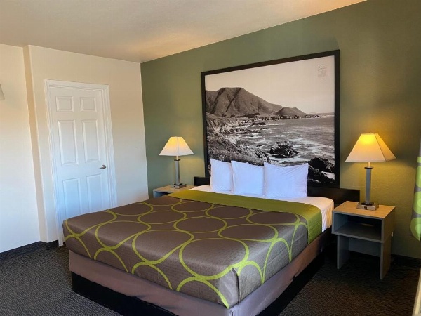 Super 8 by Wyndham Monterey image 14