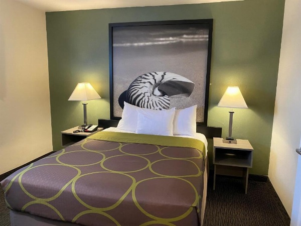 Super 8 by Wyndham Monterey image 32