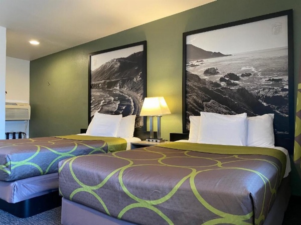 Super 8 by Wyndham Monterey image 8