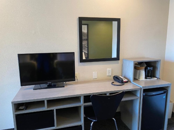 Super 8 by Wyndham Monterey image 9